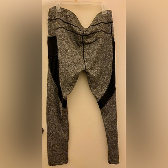 🆕Women’s plus grey leggings with pockets size 3X - Picture 3 of 13
